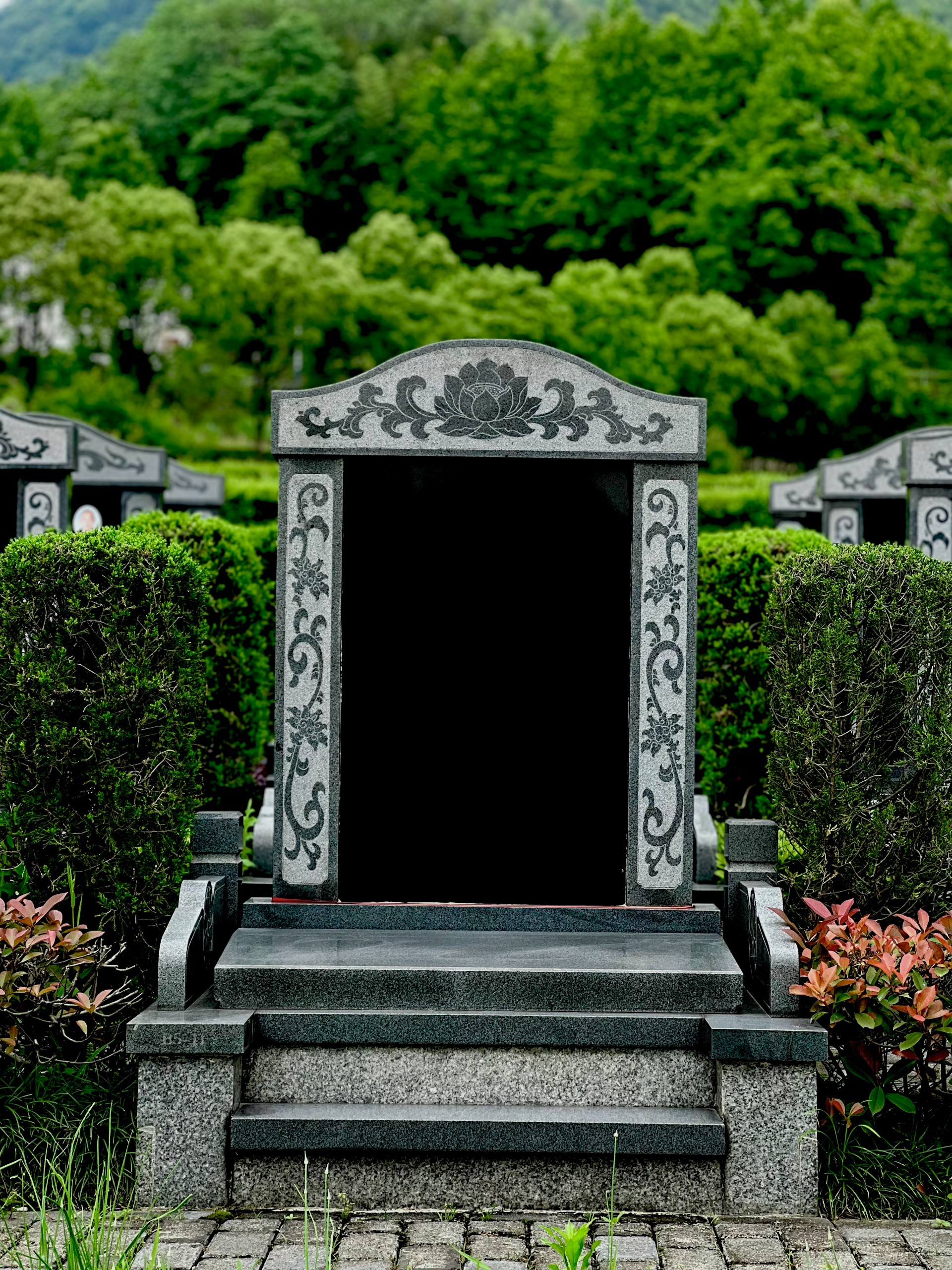 绿地墓碑