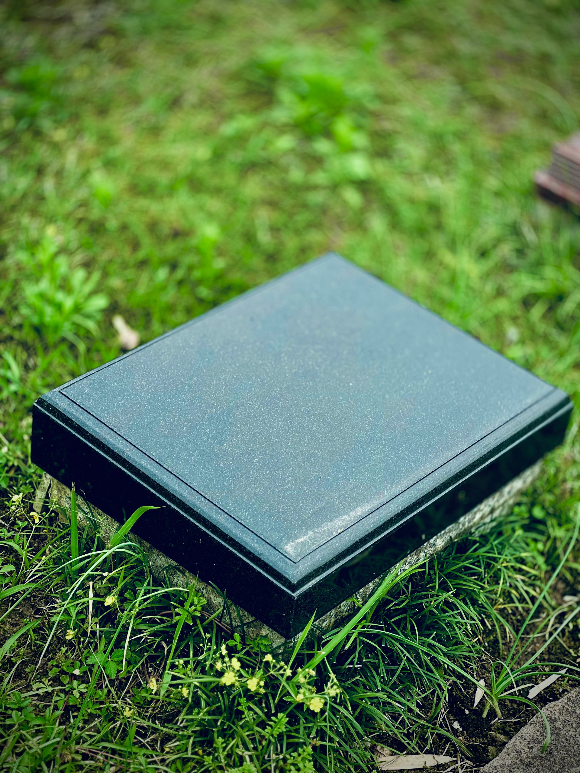 绿地墓碑