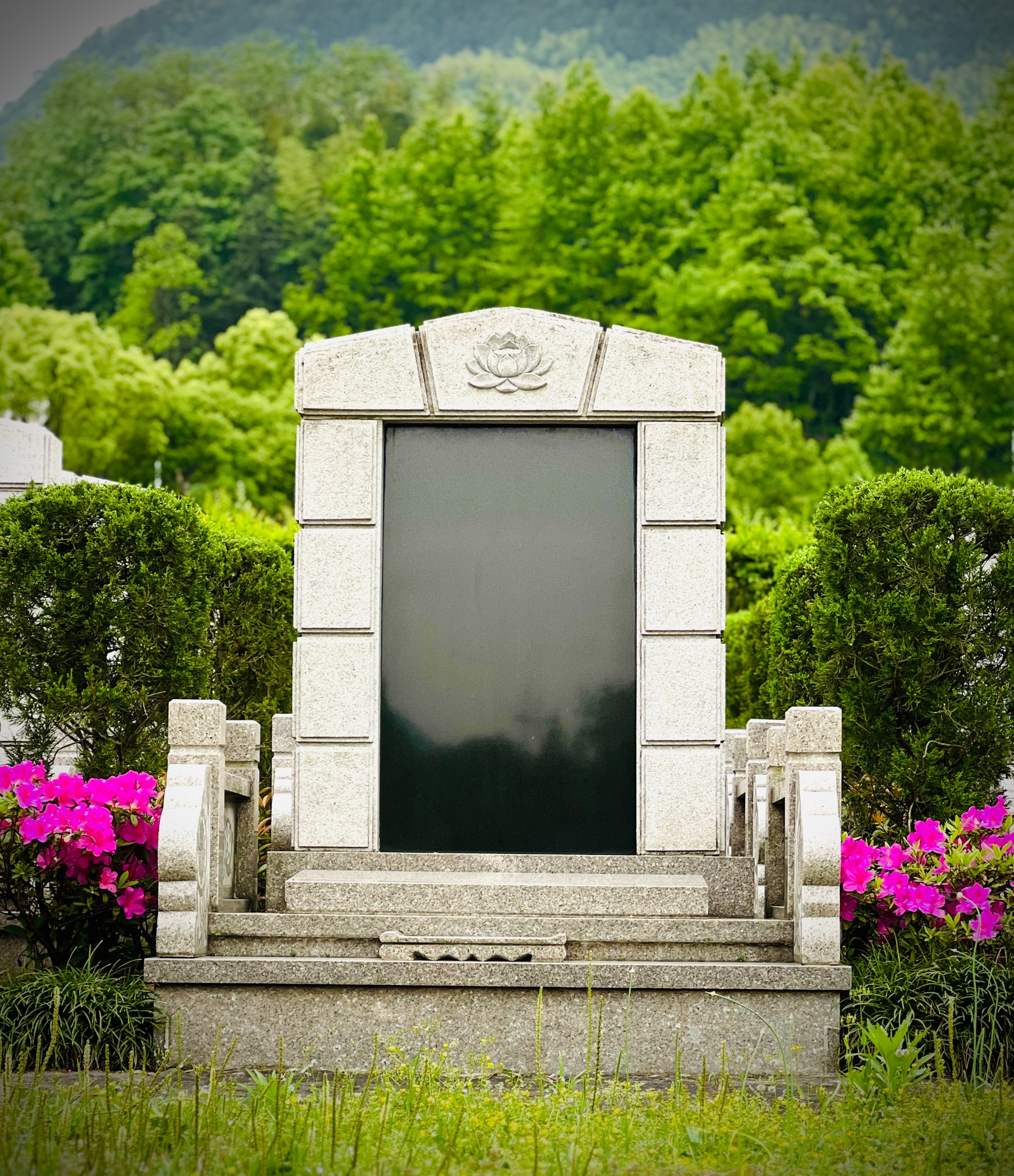 绿地墓碑