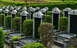 绿地墓碑